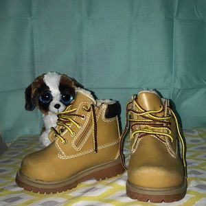 Kids water proof boots size 6